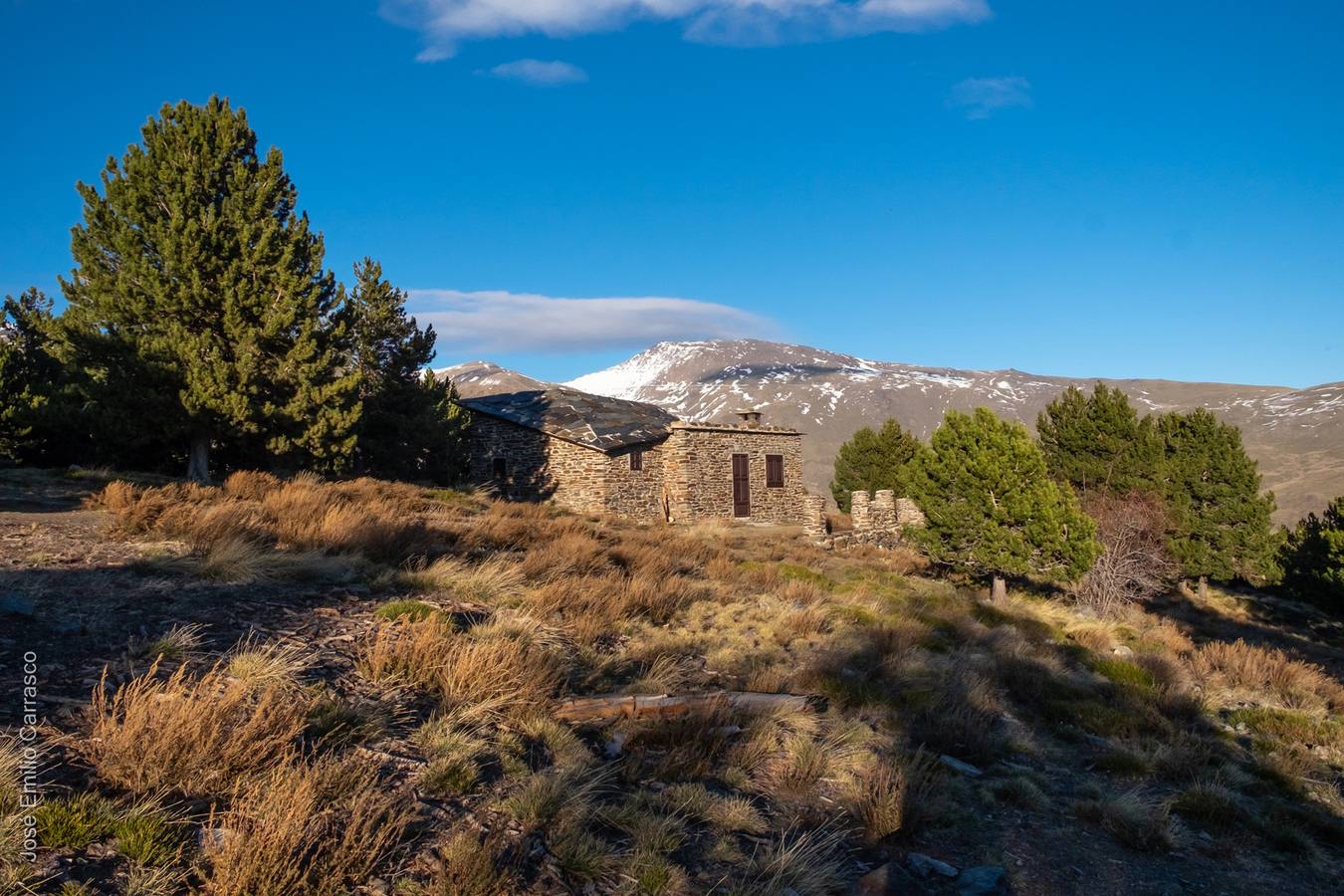 Una exposición muestra las construcciones situadas en la provincia víctimas del abandono y el olvido | Científicos y montañeros reconcocen las ancestrales estructuras de piedra, cabañas y cortijos de pastores, como iconos de las cumbres nevadenses