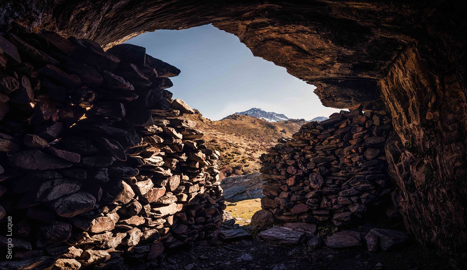 Una exposición muestra las construcciones situadas en la provincia víctimas del abandono y el olvido | Científicos y montañeros reconcocen las ancestrales estructuras de piedra, cabañas y cortijos de pastores, como iconos de las cumbres nevadenses