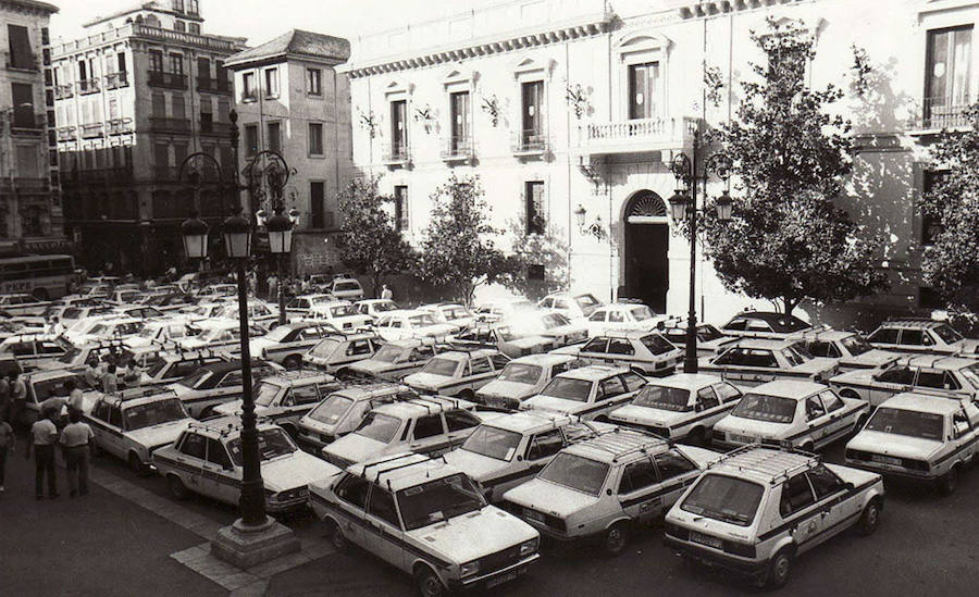 Imagen principal - Imágenes de las protestas del verano de 1985 en la Plaza del Carmen y en la de Isabel La Católica. De vuelta a 2019, Manolo González hace el signo de OK en aprobación de las protestas actuales de sus compañeros.