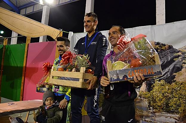 Ganadores de la prueba masculina posando con sus obsequios.