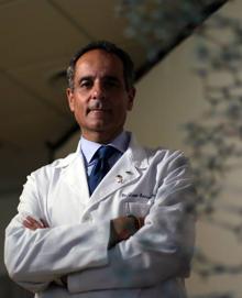 Imagen secundaria 2 - El profesor Lorente contempla la apertura del sarcófago de Simón Bolívar. Miembros de la asociación de venezolanos de Granada. El profesor Lorente en su laboratorio en Granada.