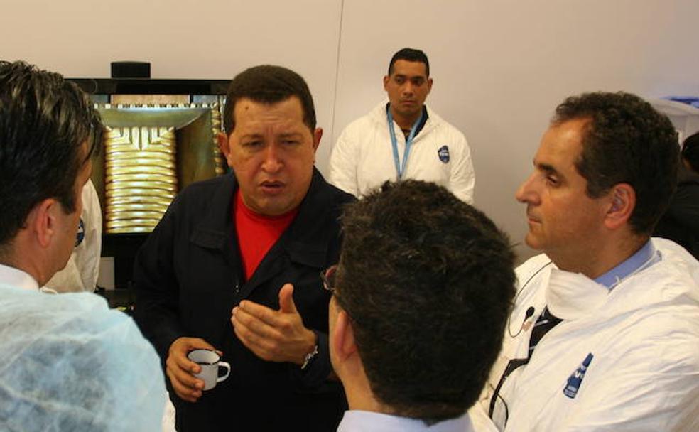 El entonces presidente venezolano, Hugo Chávez, charla con el grupo de expertos que intervinieron en la exhumación de los restos de Simón Bolívar, entre los que se encontraba el profesor Lorente (a la derecha).