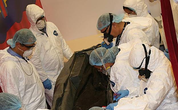 El equiop de expertos trabaja en el sarcófago de Simón Bolívar.
