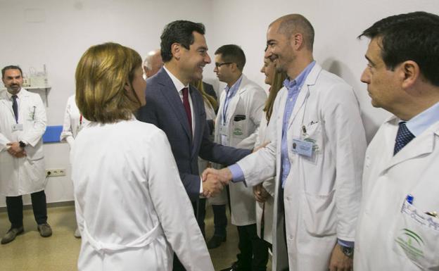 Juanma Moreno Bonilla saluda a los facultativos del hospital Universitario Reina Sofía.