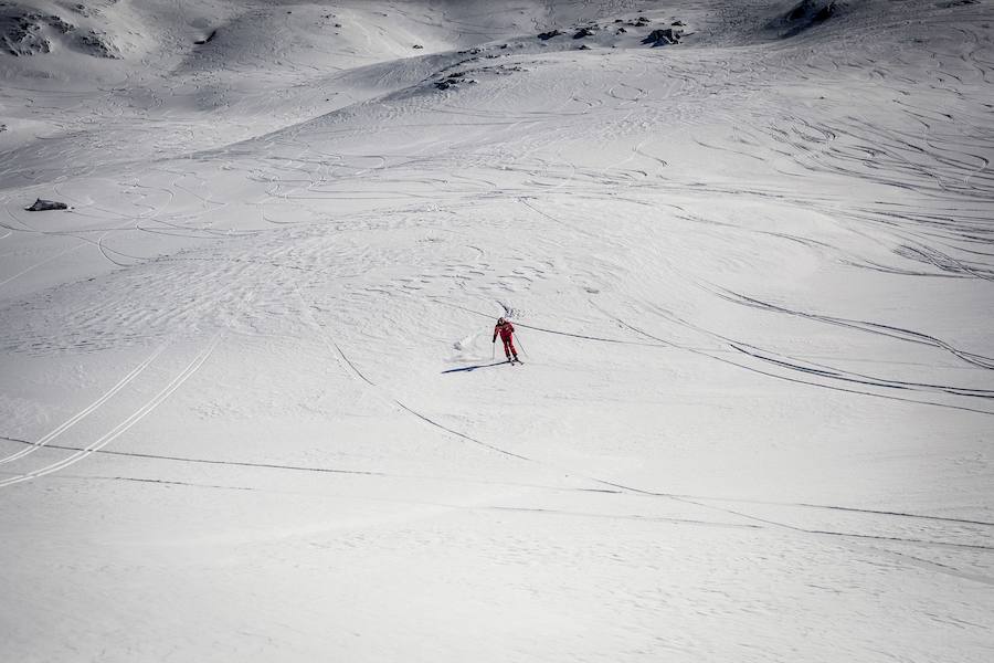 Nieve polvo, 104 kilómetros esquiables, entre 60 y 220 centímetros de espesor y sol, las mejores condiciones para los esquiadores
