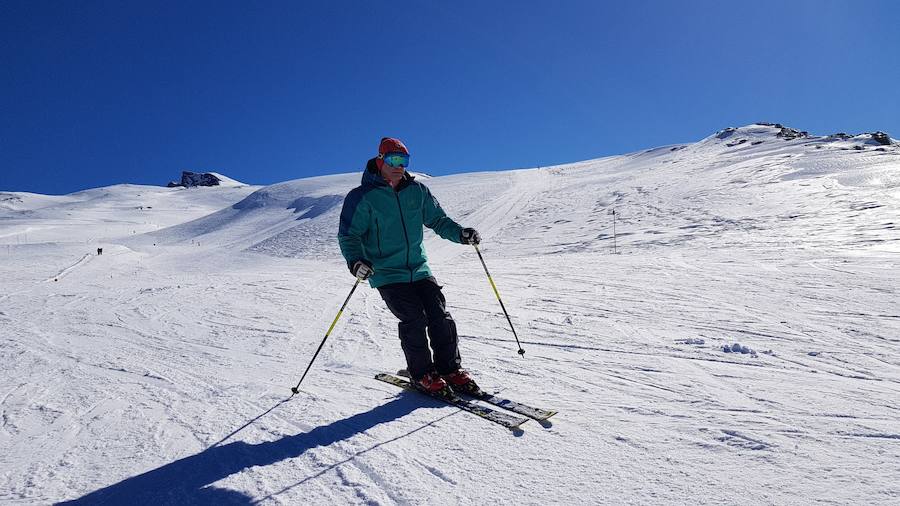Nieve polvo, 104 kilómetros esquiables, entre 60 y 220 centímetros de espesor y sol, las mejores condiciones para los esquiadores