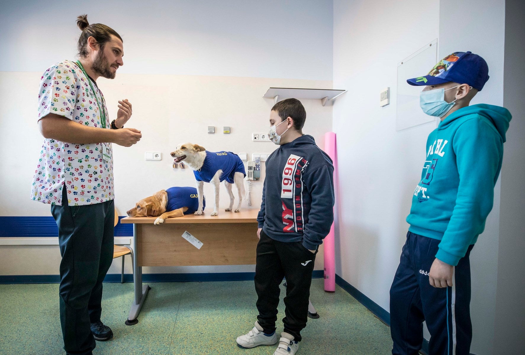 Parcitipan en sesiones de terapia individualizada de 45 minutos cada martes con niños de las unidades de Oncología y Cirugía Infantil del Materno-Infantil del Virgen de las Nieves