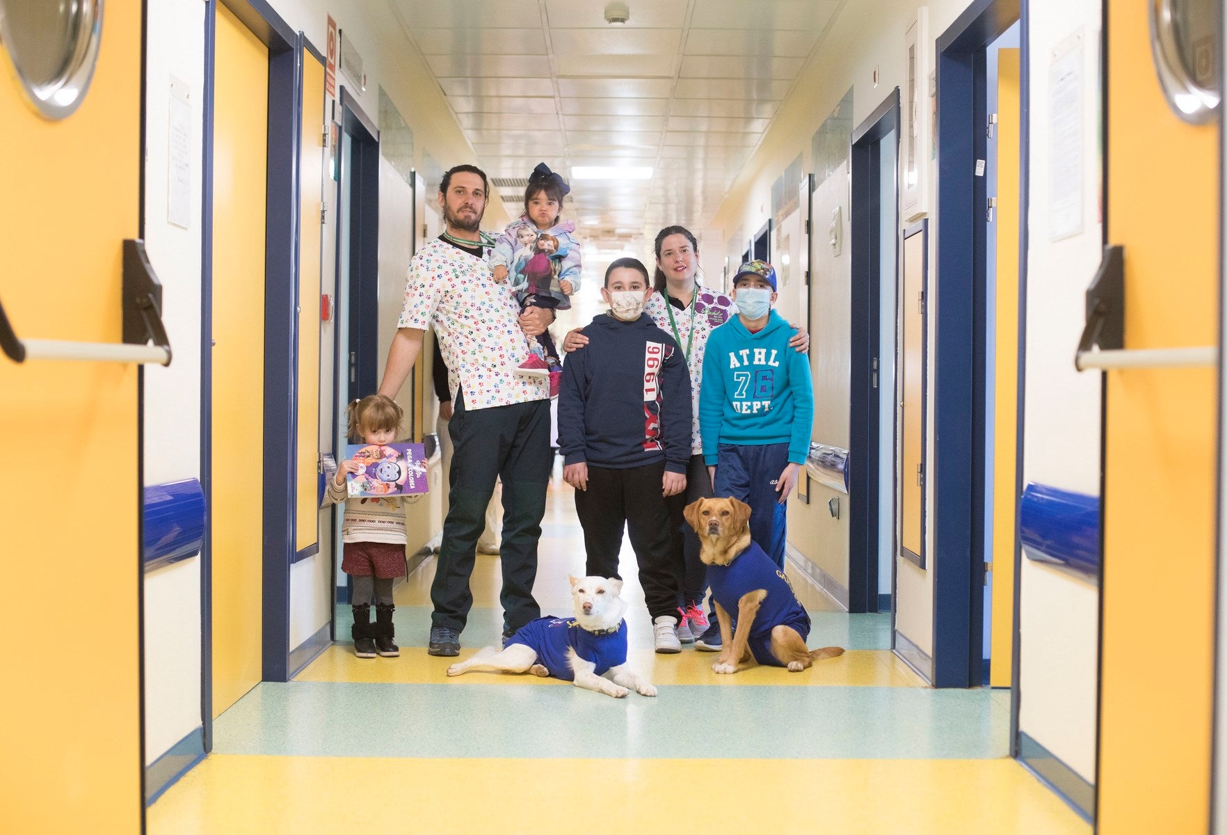 Parcitipan en sesiones de terapia individualizada de 45 minutos cada martes con niños de las unidades de Oncología y Cirugía Infantil del Materno-Infantil del Virgen de las Nieves