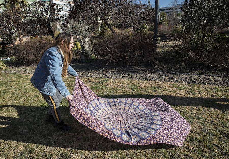 El mercurio anda revuelto en los primeros días de febrero y el buen tiempo está dejando estampas propias de la primavera en toda la provincia, sobre todo a mediodía. La temperaturas varían tanto en apenas unas horas que la ropa de abrigo de la mañana sobra a la hora de comer. Algunos no han desaprovechado para tumbarse al sol en algunos puntos de la capital granadina... ¡en manga corta!