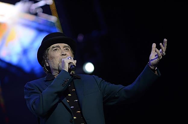 Joaquín Sabina durante una actuación.