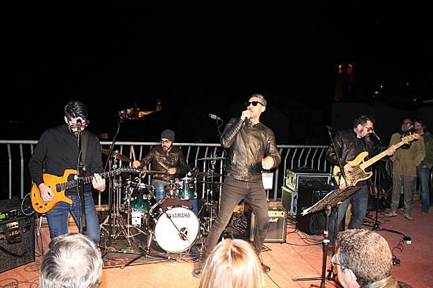 Los Ambolias durante su actuación ayer en la azotea del Palacio de Villardompardo. 