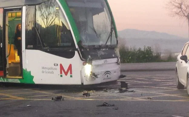Imagen. Así ha sido el accidente de un camión con el metro de Granada. 