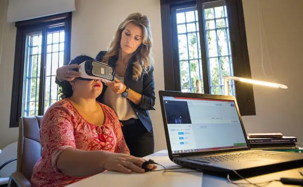 Terapia con gafas en 3D que se lleva a cabo en la Asociación TOC Granada.