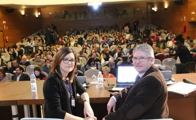 Cristina Martínez Aparicio y José Rallo ante el auditorio abarrotado del Centro de Cogresos del Ifeja. 