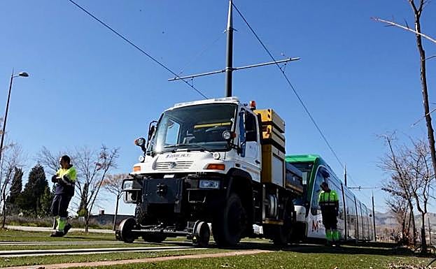 Los operarios, con el vehículo especial y el coche accidentado