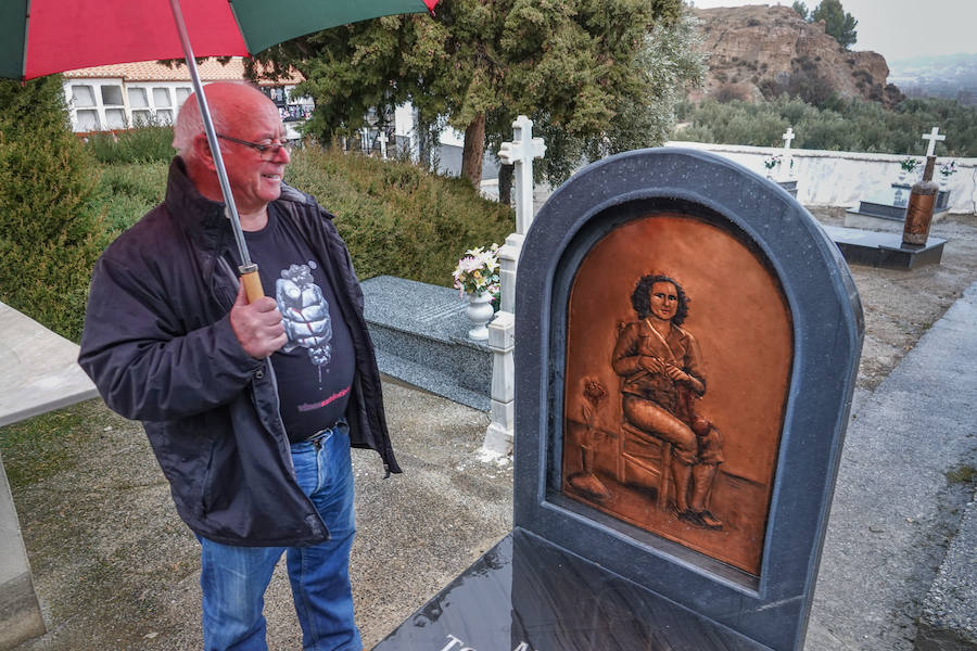 Así es la tumba con forma de botella de vino, realizada por el artista Pepe Yagües y ubicada en el cementerio de El Marchal, en Granada.