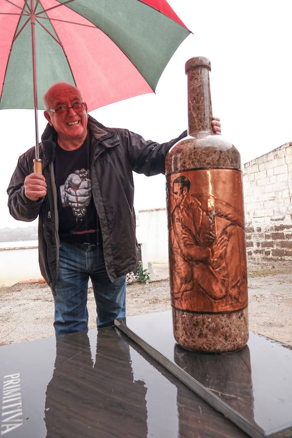 Así es la tumba con forma de botella de vino, realizada por el artista Pepe Yagües y ubicada en el cementerio de El Marchal, en Granada.