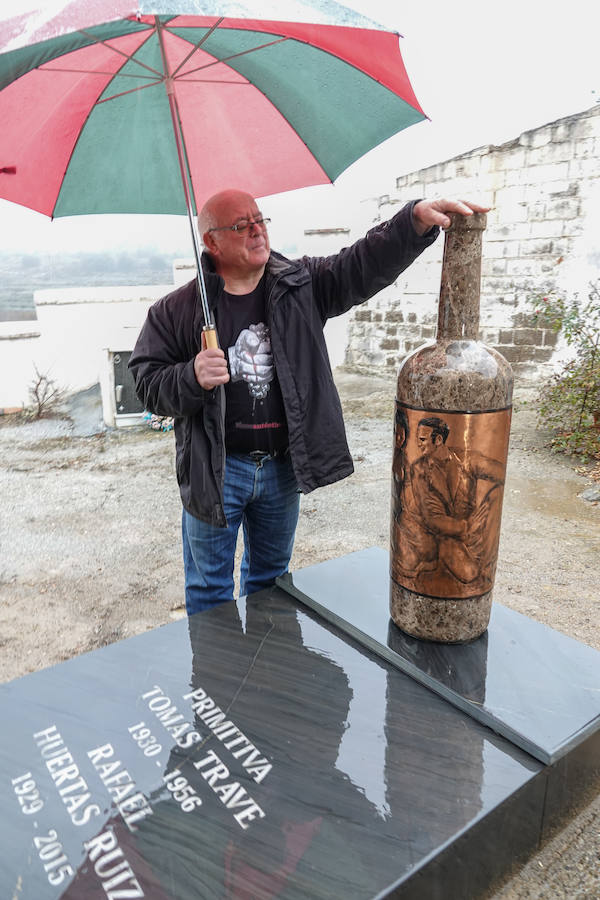 Así es la tumba con forma de botella de vino, realizada por el artista Pepe Yagües y ubicada en el cementerio de El Marchal, en Granada.