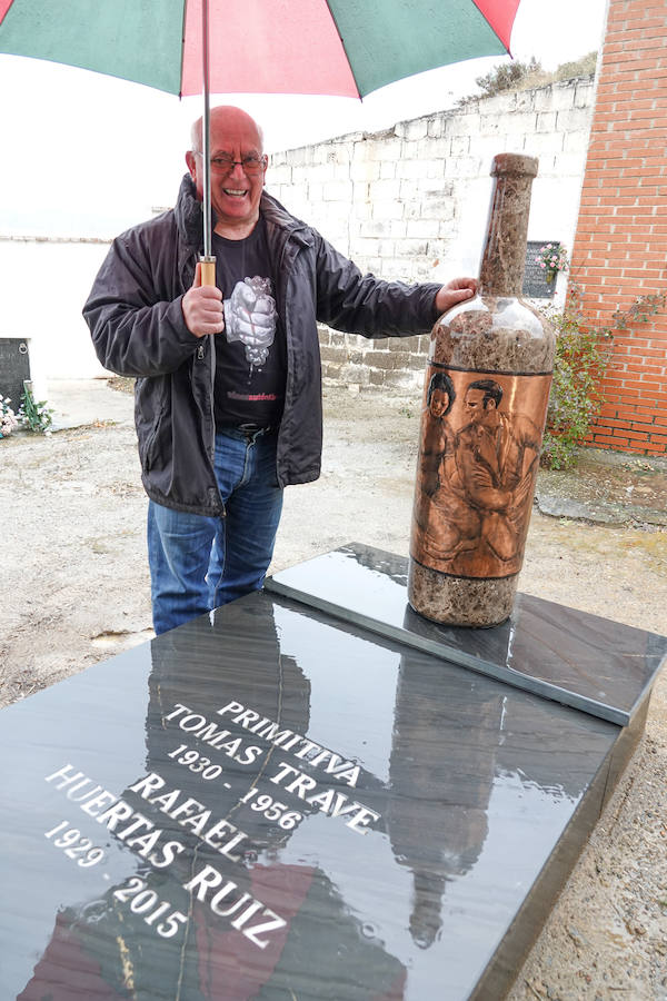 Así es la tumba con forma de botella de vino, realizada por el artista Pepe Yagües y ubicada en el cementerio de El Marchal, en Granada.