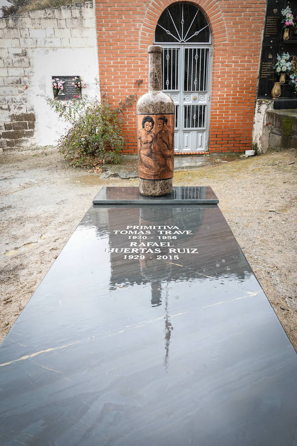 Así es la tumba con forma de botella de vino, realizada por el artista Pepe Yagües y ubicada en el cementerio de El Marchal, en Granada.