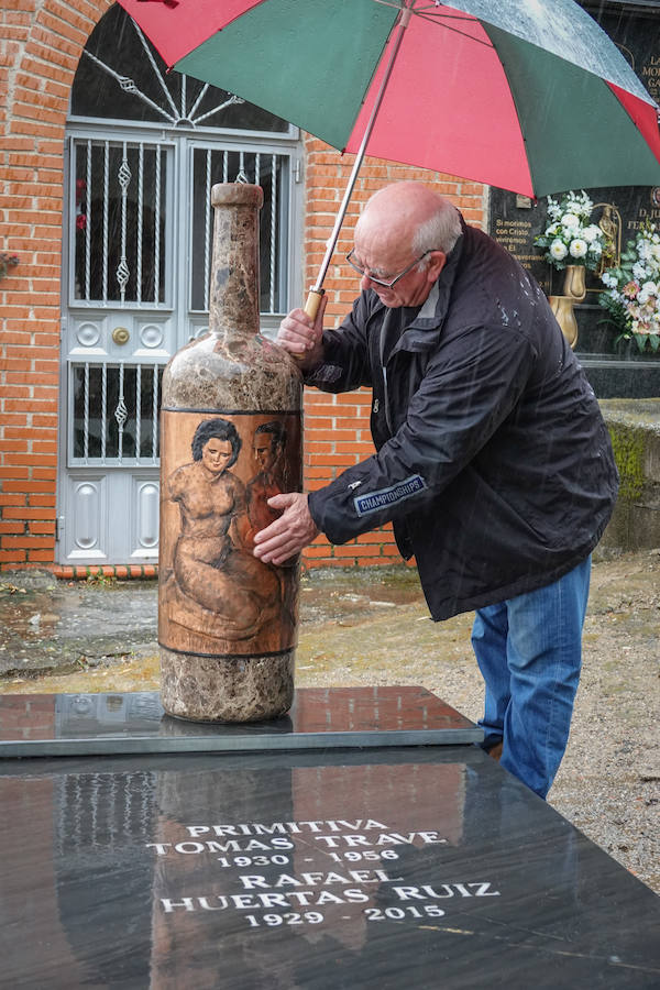 Así es la tumba con forma de botella de vino, realizada por el artista Pepe Yagües y ubicada en el cementerio de El Marchal, en Granada.