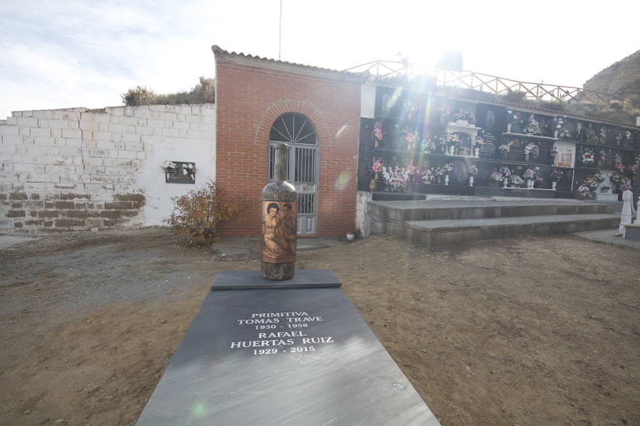 Así es la tumba con forma de botella de vino, realizada por el artista Pepe Yagües y ubicada en el cementerio de El Marchal, en Granada.