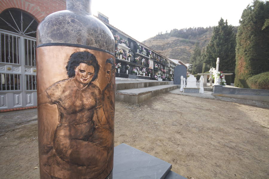 Así es la tumba con forma de botella de vino, realizada por el artista Pepe Yagües y ubicada en el cementerio de El Marchal, en Granada.