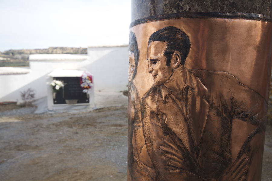 Así es la tumba con forma de botella de vino, realizada por el artista Pepe Yagües y ubicada en el cementerio de El Marchal, en Granada.