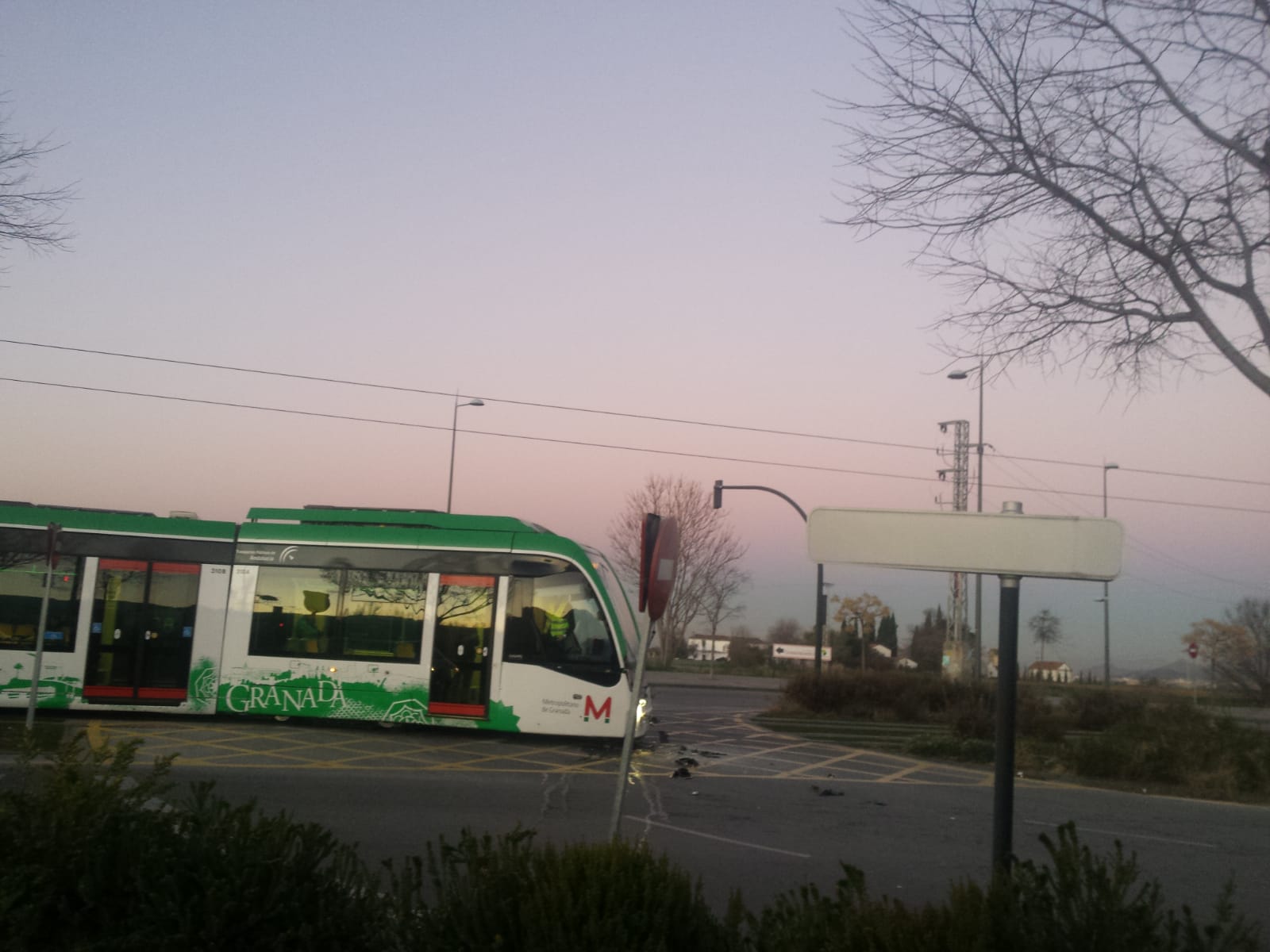 En la mañana de este miércoles e ha procudido un choque entre un camió y un vagón del metro en el Polígono Juncaril. No ha habido heridos, pero en las imágenes se pueden apreciar los daños materiales