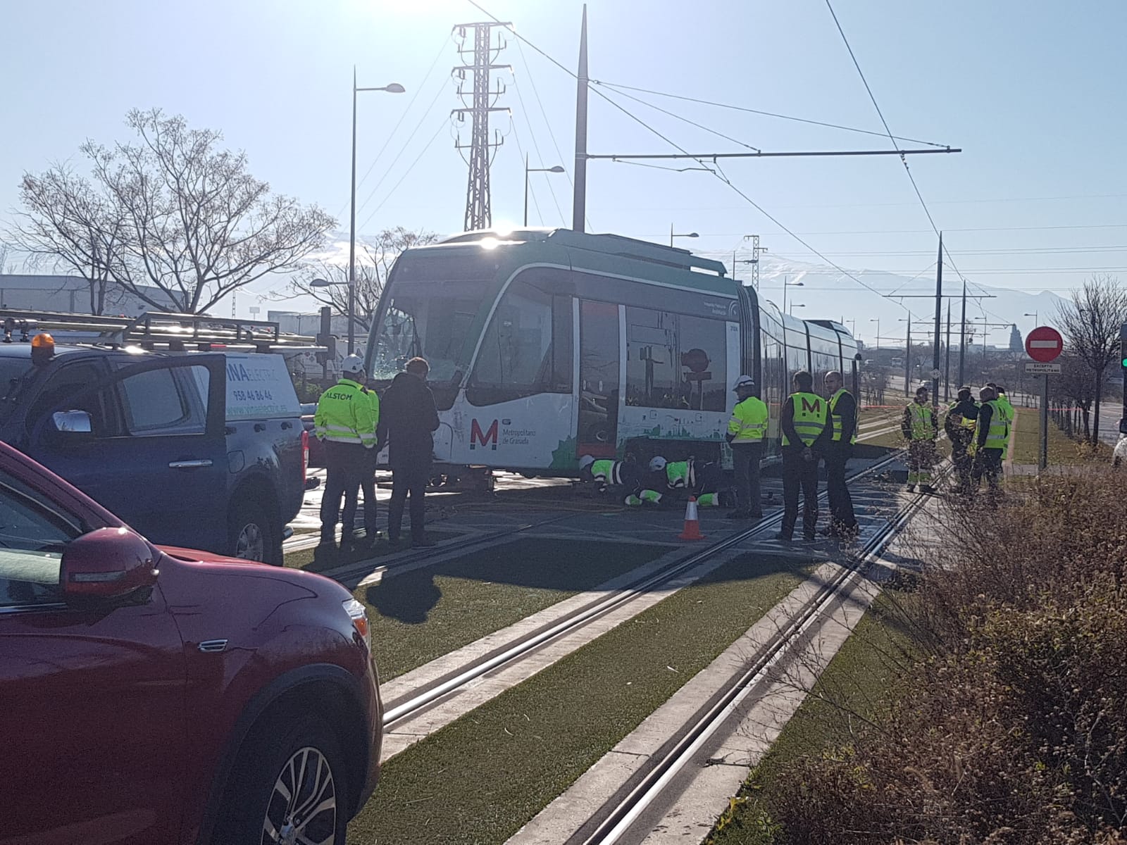 En la mañana de este miércoles e ha procudido un choque entre un camió y un vagón del metro en el Polígono Juncaril. No ha habido heridos, pero en las imágenes se pueden apreciar los daños materiales