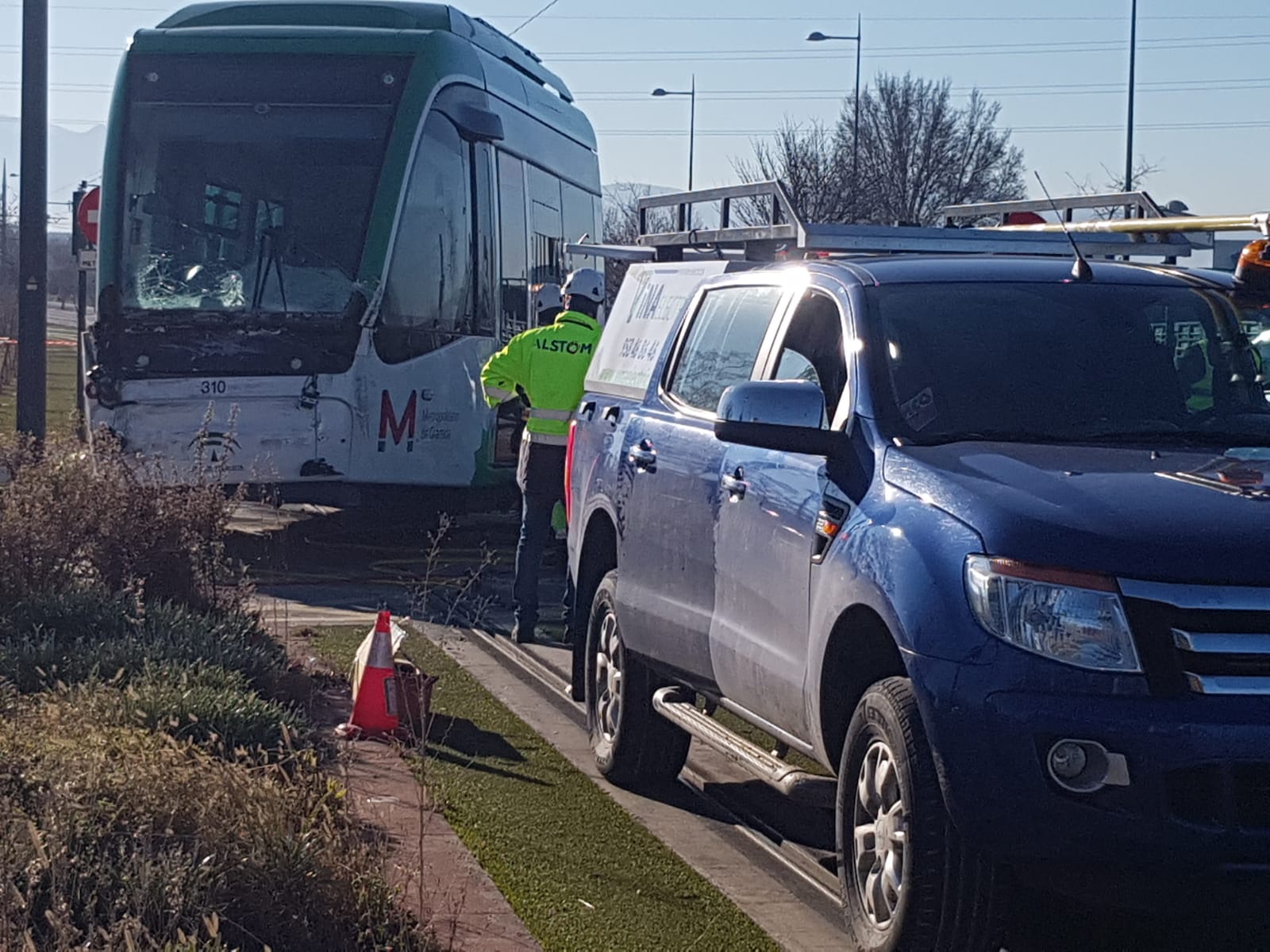 En la mañana de este miércoles e ha procudido un choque entre un camió y un vagón del metro en el Polígono Juncaril. No ha habido heridos, pero en las imágenes se pueden apreciar los daños materiales