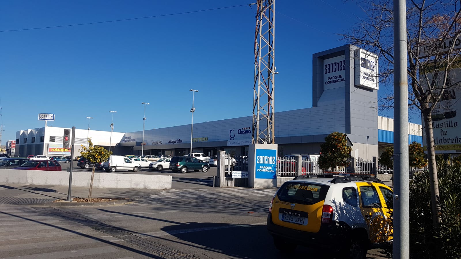 En la mañana de este miércoles e ha procudido un choque entre un camió y un vagón del metro en el Polígono Juncaril. No ha habido heridos, pero en las imágenes se pueden apreciar los daños materiales