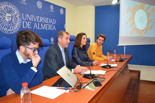 CriJuan Lisardo Delgado, Antonio Giménez, Magdalena Cantero y Carlos Vives, durante la presentación de la actividad.