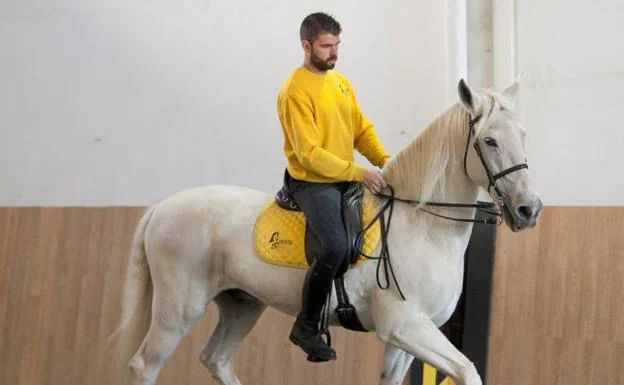 La genial historia de 'Unicornio', el caballo de la Policía que ayuda a los niños autistas tras su jubilación