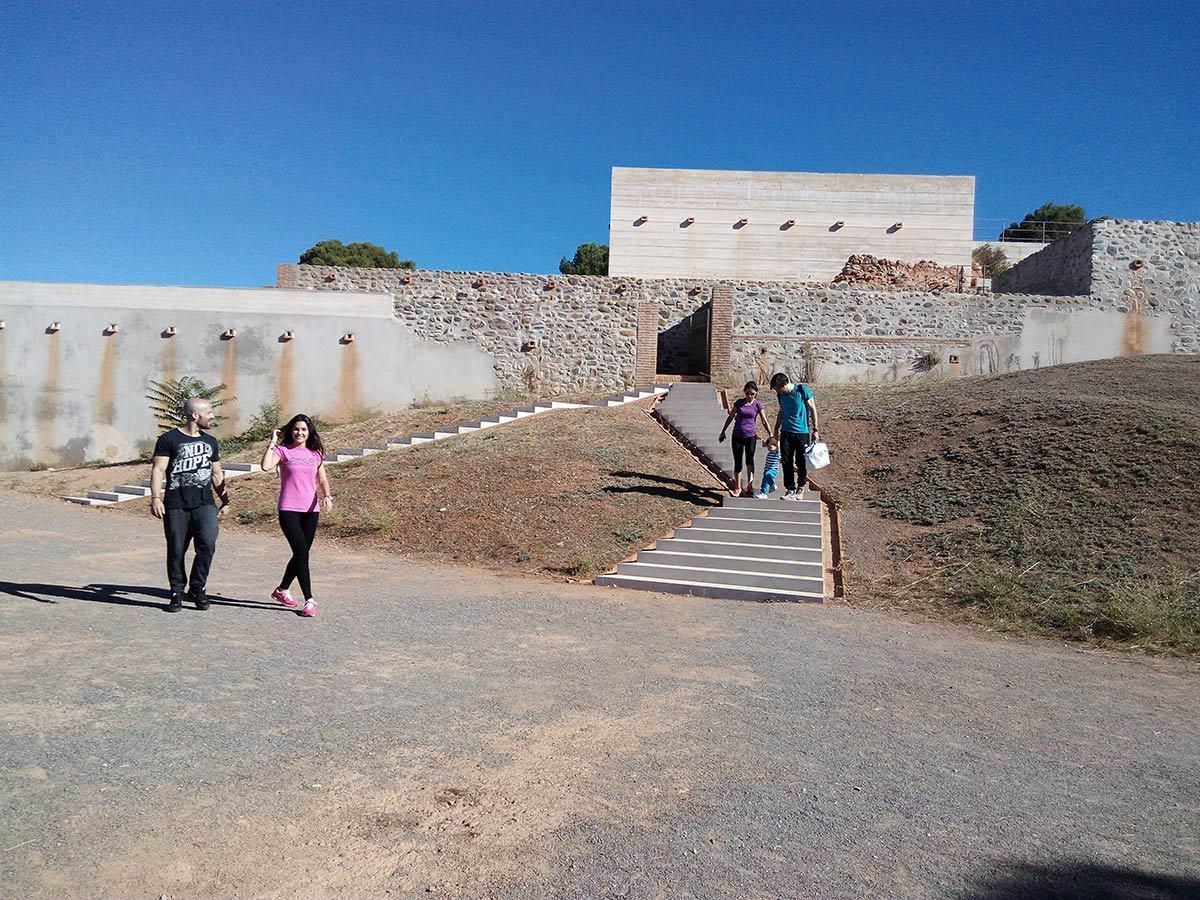 La Silla del Moro y la Dehesa . Es la mejor vista sobre la Alhambra y la ciudad a sus pies. Desde el antiguo castillo de Santa Elena, la Silla del Moro, es lugar de cita de enamorados y el camino directo a conocer las maravillas naturales de la dehesa del cerro del sol.