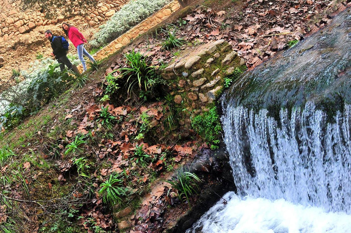 Cuesta de los Chinos . Es pasear bajo el influjo de las murallas de la Alhambra, con el sonido del agua de la Acequia Real que vuelve a su origen en el Darro. Se llega desde el Paseo de los Tristes y asciende al Generalife