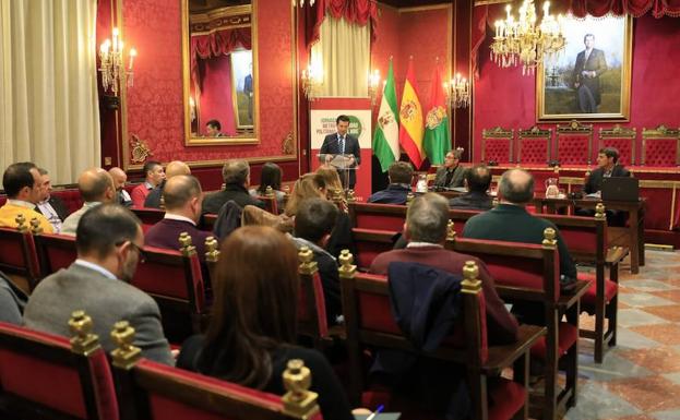 El alcalde se dirige a los regidores presentes hoy en el Salón de Plenos