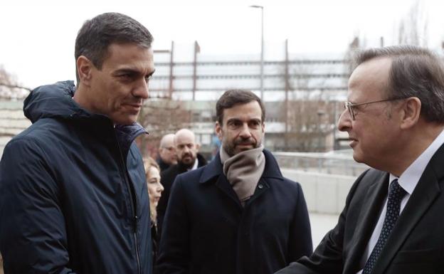 Pedro Sánchez, durante un encuentro en Estrasburgo con el presidente del Tribunal Europeo de Derechos Humanos, Guido Raimondi (d).