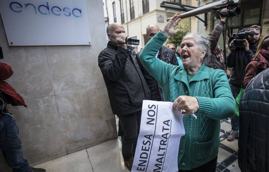 Unos 600 vecinos piden a las instituciones y la responsable de la red eléctrica que pongan solución a los problemas de suministro que sufren desde finales de 2018