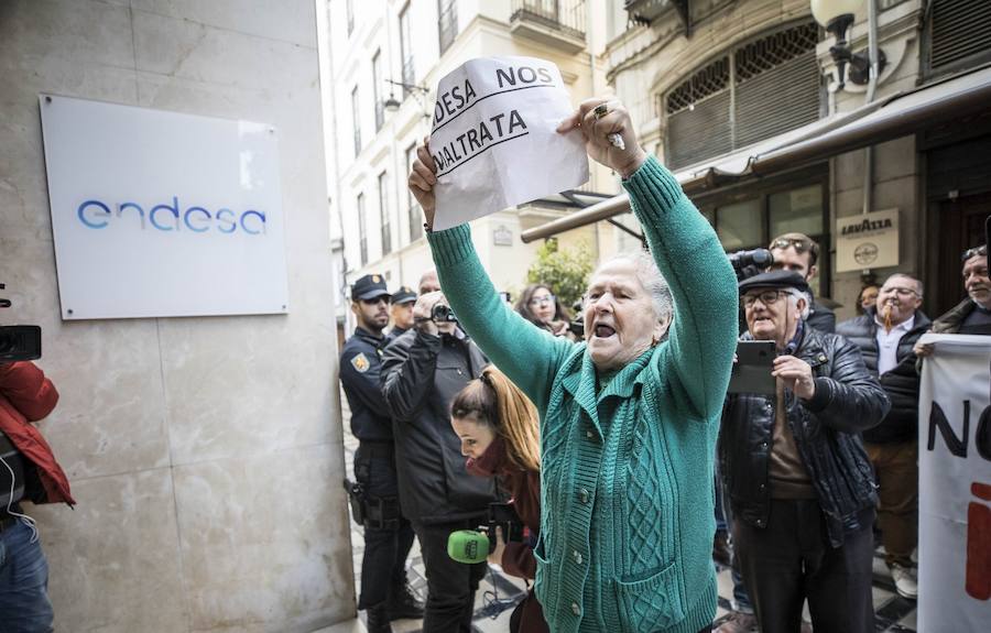 Unos 600 vecinos piden a las instituciones y la responsable de la red eléctrica que pongan solución a los problemas de suministro que sufren desde finales de 2018