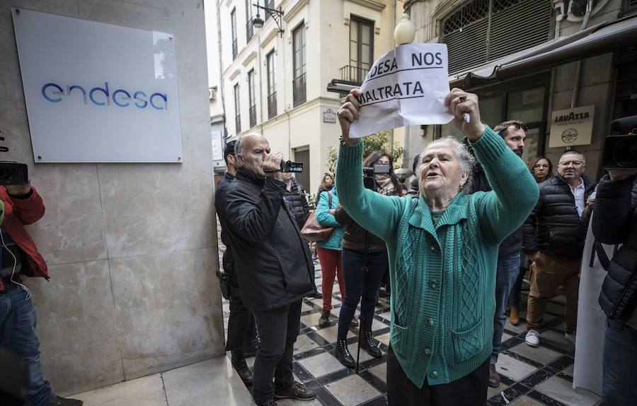 Unos 600 vecinos piden a las instituciones y la responsable de la red eléctrica que pongan solución a los problemas de suministro que sufren desde finales de 2018