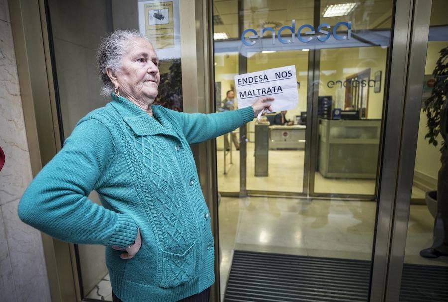 Unos 600 vecinos piden a las instituciones y la responsable de la red eléctrica que pongan solución a los problemas de suministro que sufren desde finales de 2018