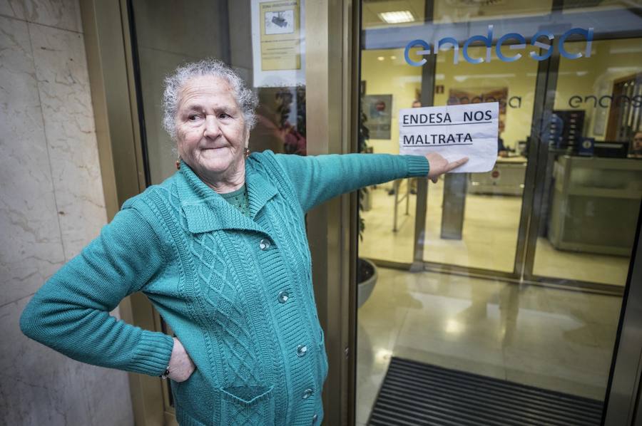 Unos 600 vecinos piden a las instituciones y la responsable de la red eléctrica que pongan solución a los problemas de suministro que sufren desde finales de 2018