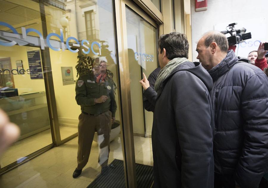 Unos 600 vecinos piden a las instituciones y la responsable de la red eléctrica que pongan solución a los problemas de suministro que sufren desde finales de 2018