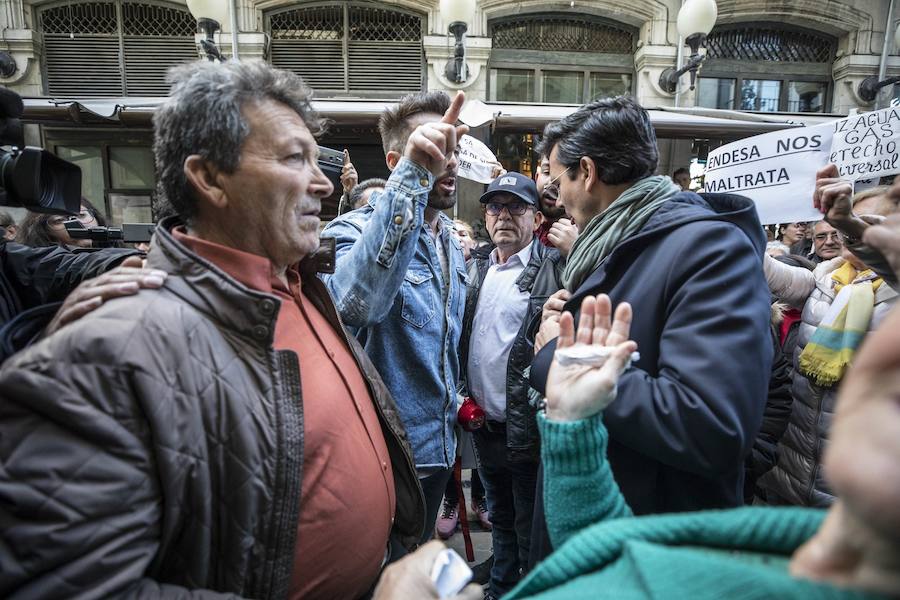 Unos 600 vecinos piden a las instituciones y la responsable de la red eléctrica que pongan solución a los problemas de suministro que sufren desde finales de 2018