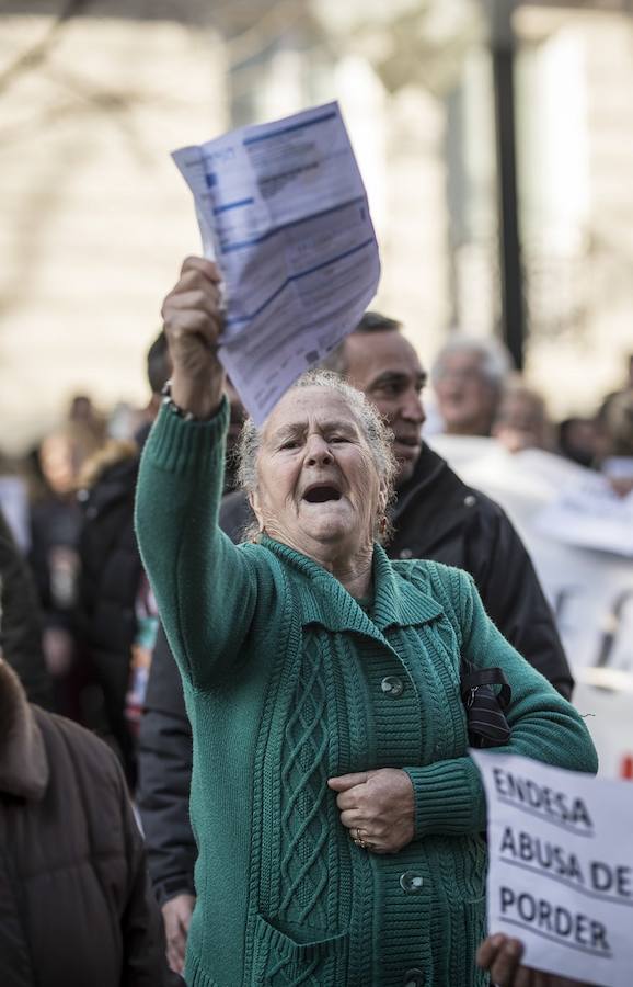 Unos 600 vecinos piden a las instituciones y la responsable de la red eléctrica que pongan solución a los problemas de suministro que sufren desde finales de 2018