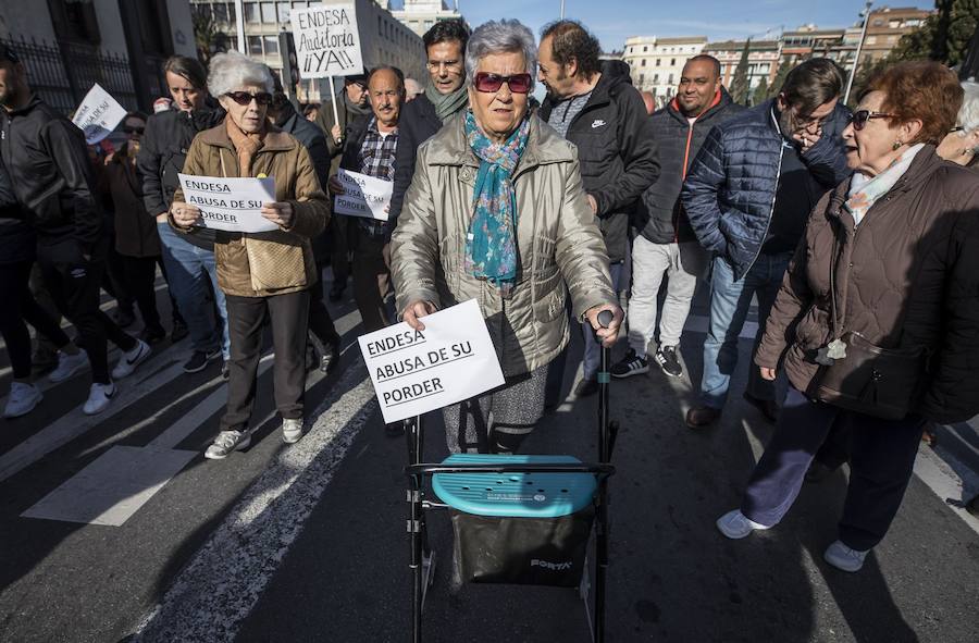 Unos 600 vecinos piden a las instituciones y la responsable de la red eléctrica que pongan solución a los problemas de suministro que sufren desde finales de 2018