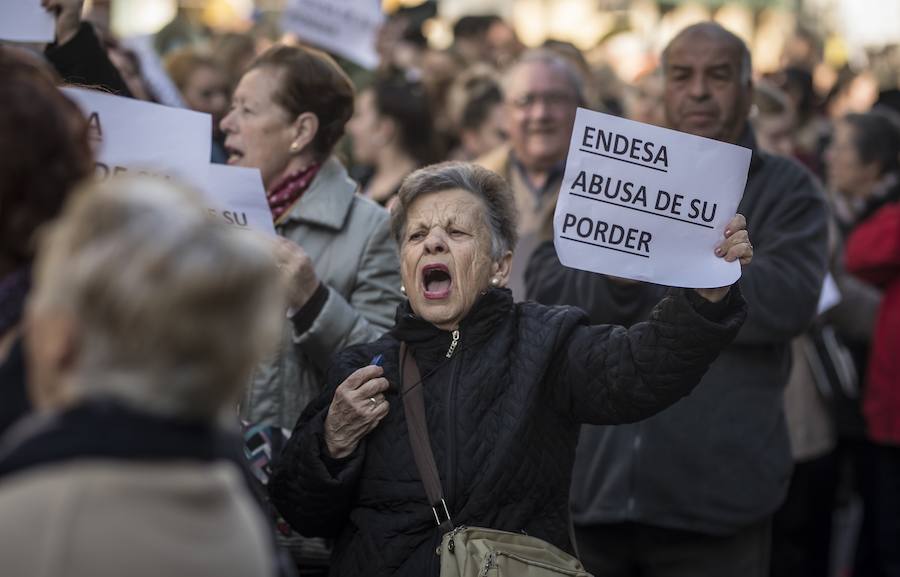Unos 600 vecinos piden a las instituciones y la responsable de la red eléctrica que pongan solución a los problemas de suministro que sufren desde finales de 2018