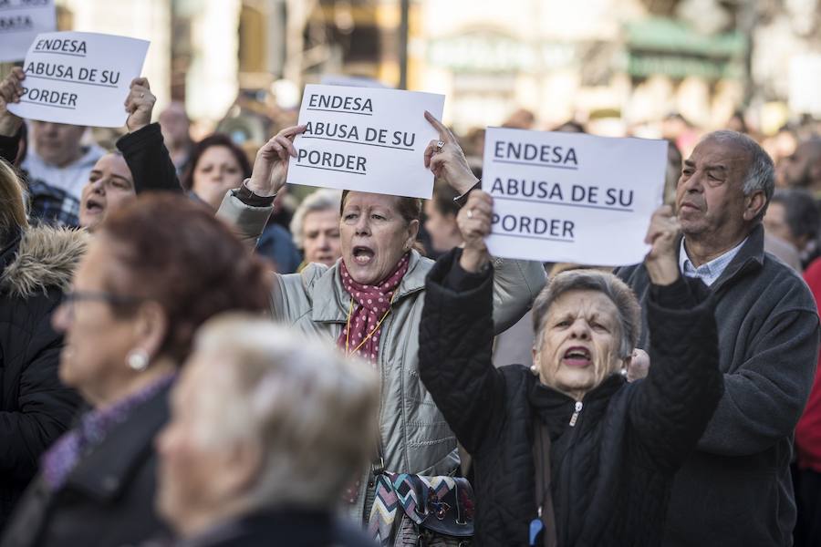 Unos 600 vecinos piden a las instituciones y la responsable de la red eléctrica que pongan solución a los problemas de suministro que sufren desde finales de 2018