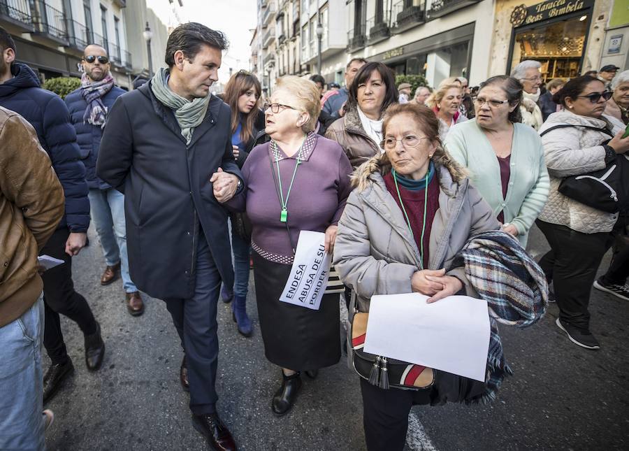 Unos 600 vecinos piden a las instituciones y la responsable de la red eléctrica que pongan solución a los problemas de suministro que sufren desde finales de 2018